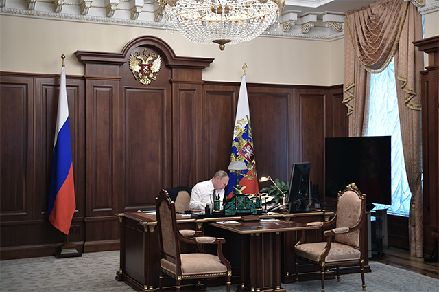 Владимир Путин в рабочем кабинете 