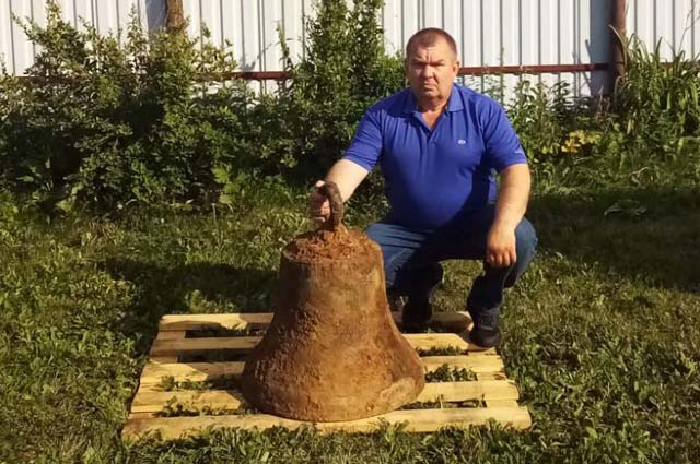 Василий Бекетов решил сохранить колокол и почистить. 