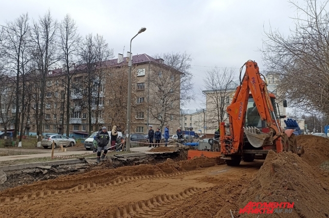 Местные жители говорят, что ежедневно идут работы, но проблема с водоснабжением в Краснокамске остаётся.