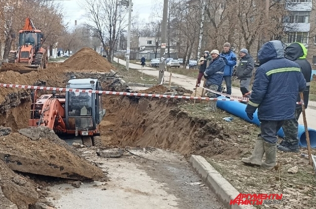 Жители Краснокамска говорят, что утечка произошла на глубине больше пяти метров.