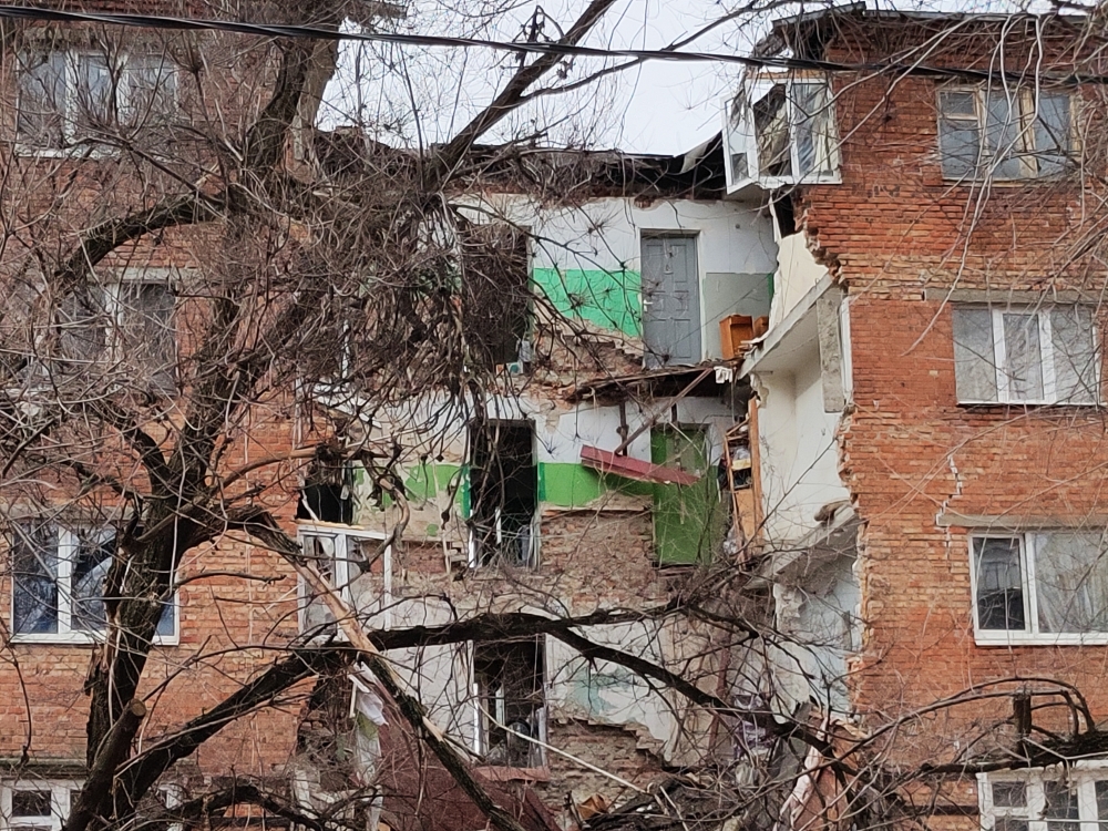 ЧП на Нариманова произошло в конце января. И всё это время люди не могут забрать вещи, семейные архивы, а некоторые жильцы и документы.