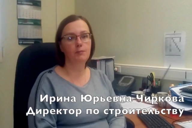 Кадр из видео: Ирина Чиркова отвечает на вопросы о вводе в эксплуатацию домов в ЖК «Медовый» в 2015 году.