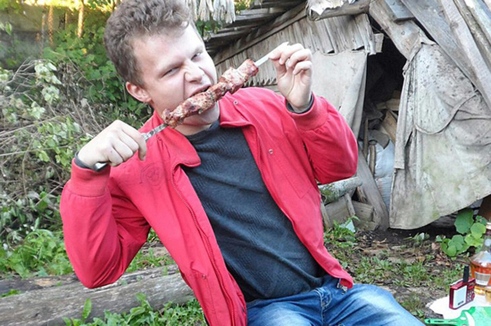 
 «Мечтаю быть похожим на маньяка». Скромный поэт залил всю квартиру кровью    
