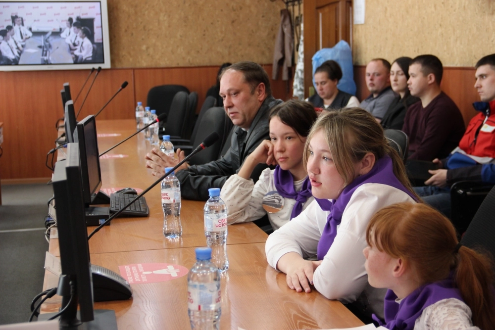 Дети отвечали на вопросы не только от своих сверстников, но и от работников железной дороги.