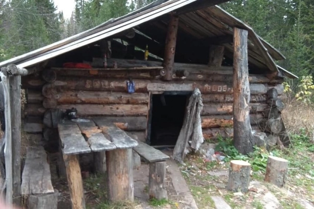 На местности множество укрытий, в которых поисковики оставляли посылки с сухпайком.