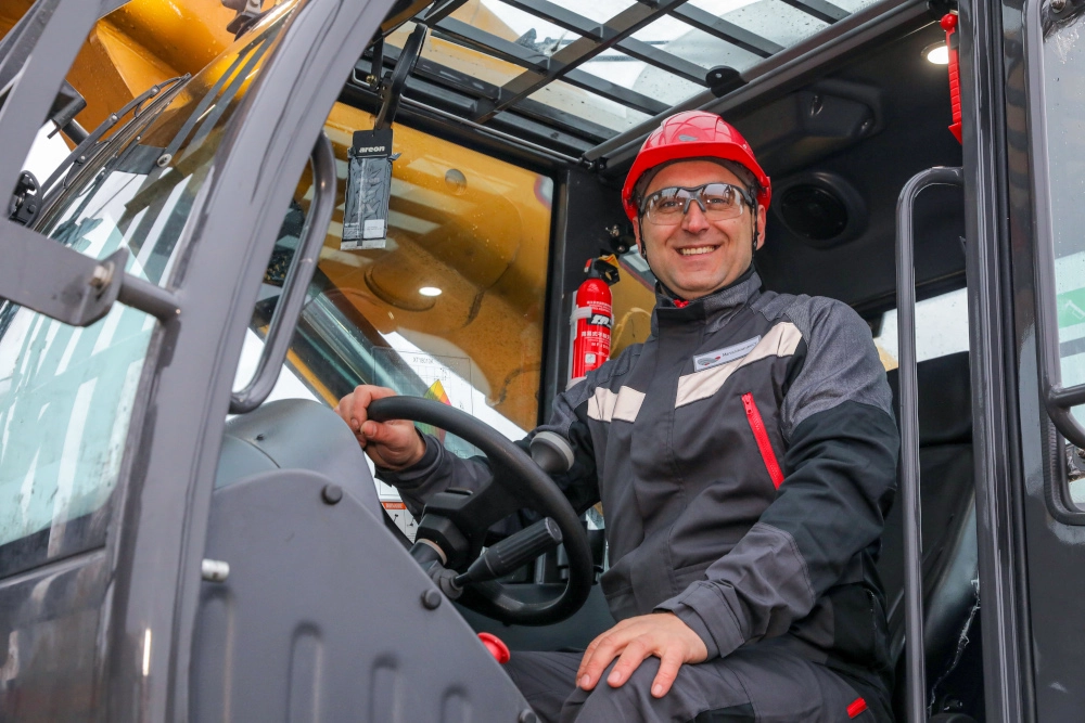 Андрей Межевикин уже оценил новый погрузчик «Комфортный, манёвренный, многофункциональный».