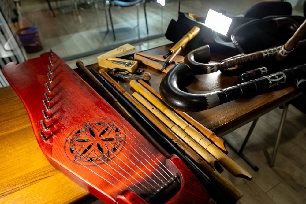 В коллекции Дмитрия и Виктории — множество свирелей и других народных инструментов.