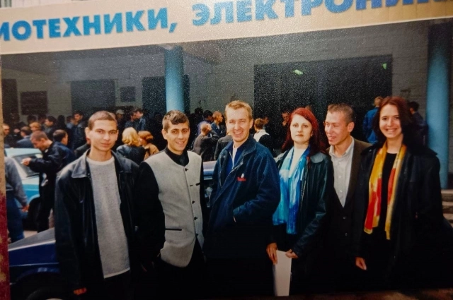 Старые фото словно оживляют моменты студенческой жизни.