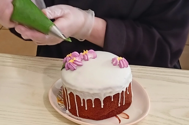 Традиционный кулич украшается цветами.