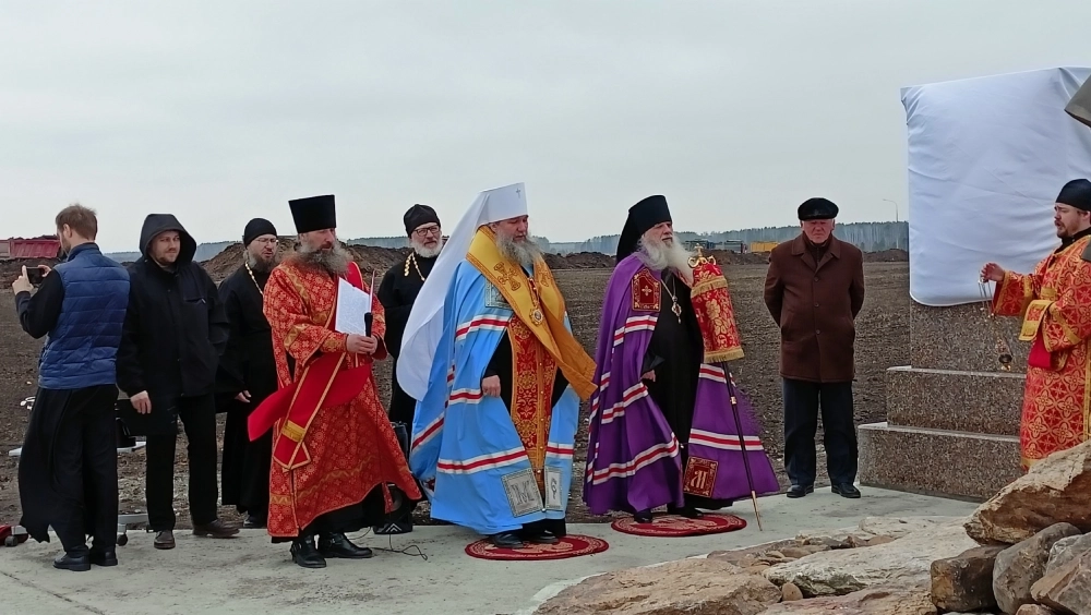 Памятник освятили митрополит Екатеринбургский и Верхотурский Евгений и епископ Каменский и&nbsp;Камышловский Мефодий.