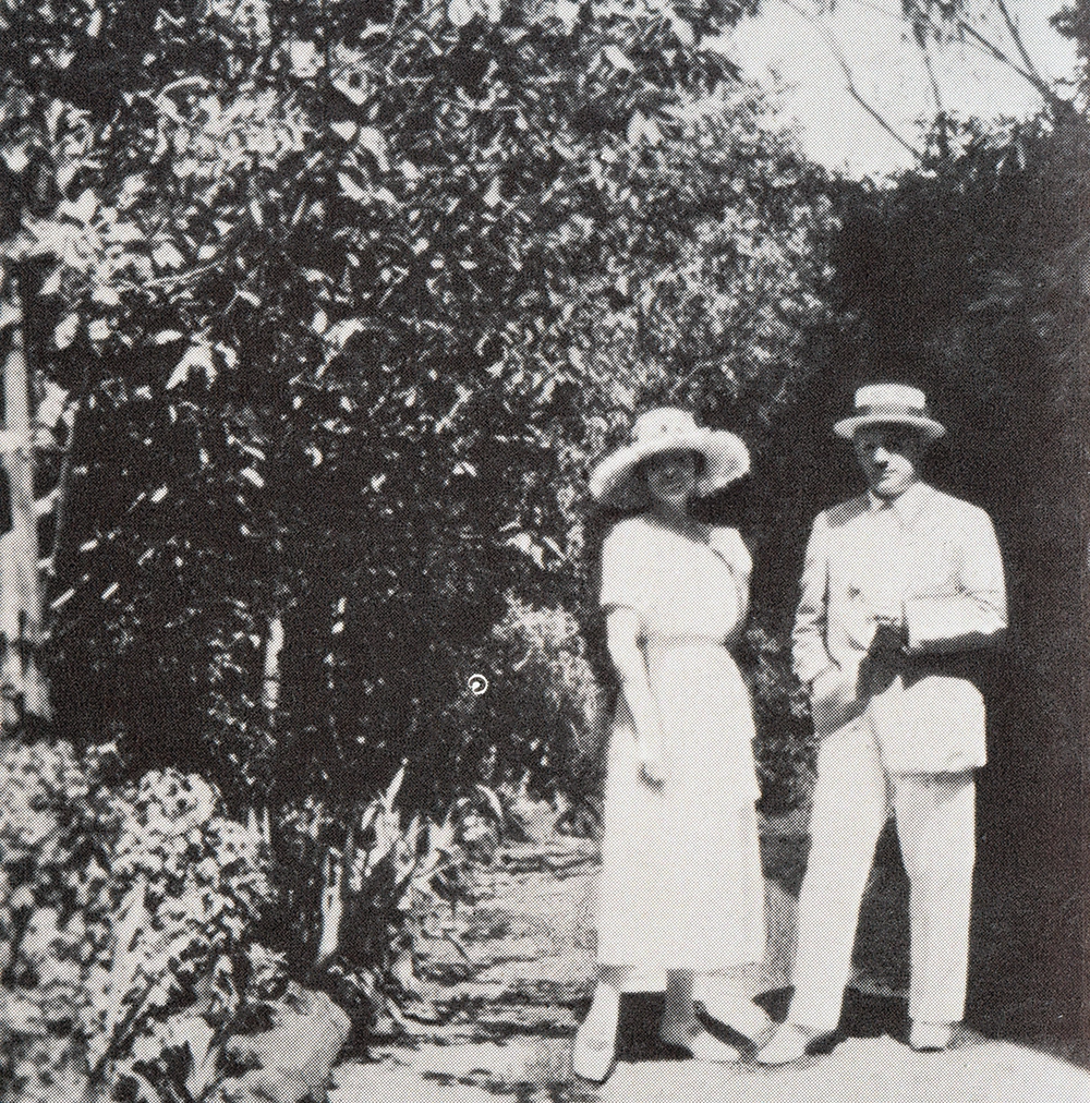 Пабло Пикассо и Ольга Хохлова, Антибы, 1925 год.