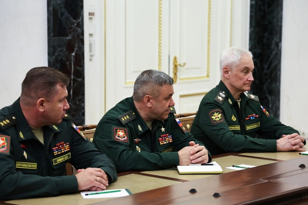 5&nbsp;августа 2026. Начальник штаба группировки войск «Центр» Денис Лямин, назначенный командующим войсками беспилотных систем Вооруженных сил&nbsp;РФ, командующий войсками группировки «Центр» Валерий Солодчук, назначенный главой Службы тыла, и&nbsp;министр обороны РФ&nbsp;