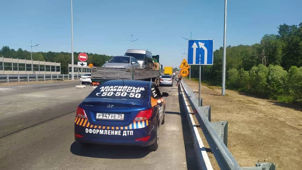 Служебный автомобиль аварийного комиссара на дороге