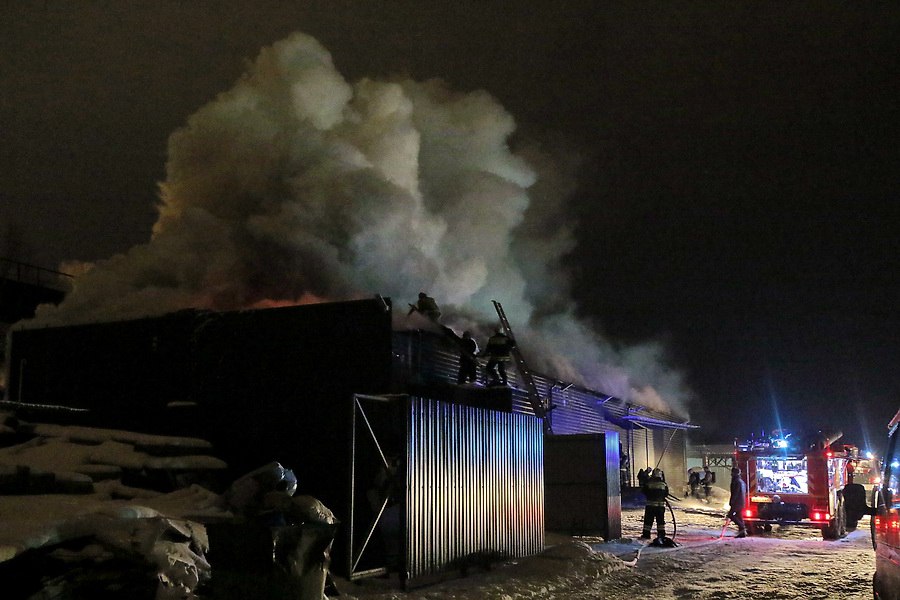 Пожарные несколько часов тушили склад на улице Смольянинова.