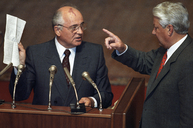 Михаил Горбачёв и Борис Ельцин во время вечернего заседания внеочередной сессии ВС РСФСР