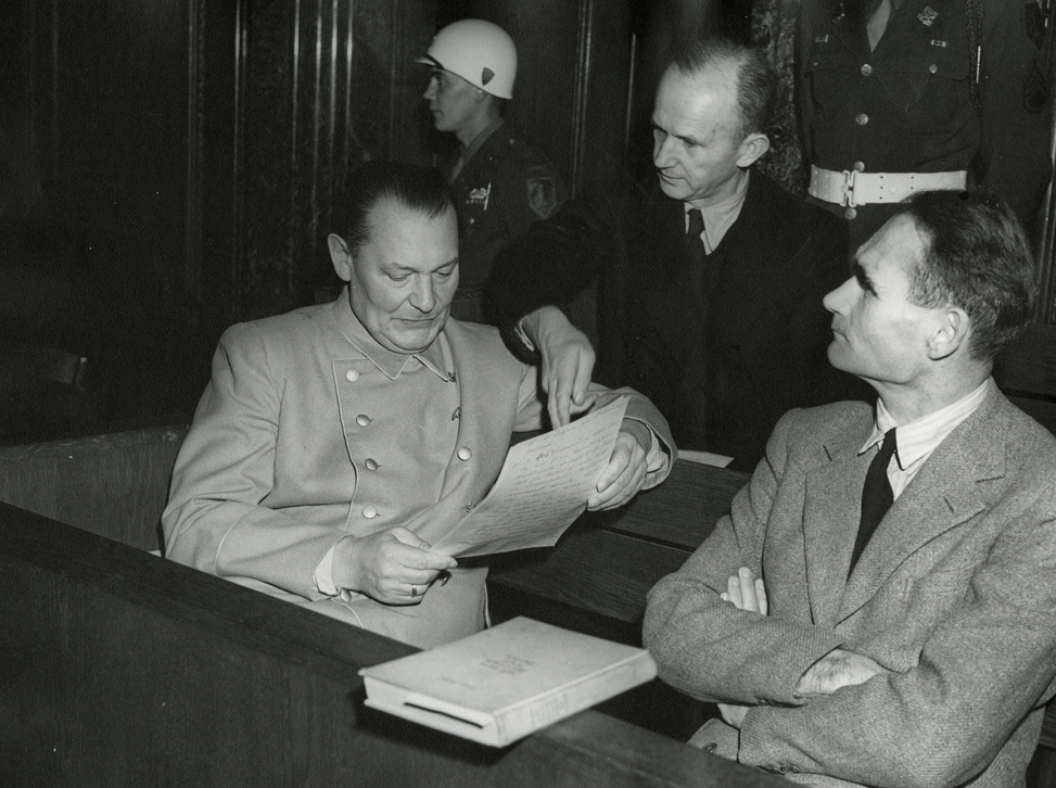 Нюрнбергский трибунал, в центре — Карл Дениц, 1945 г.