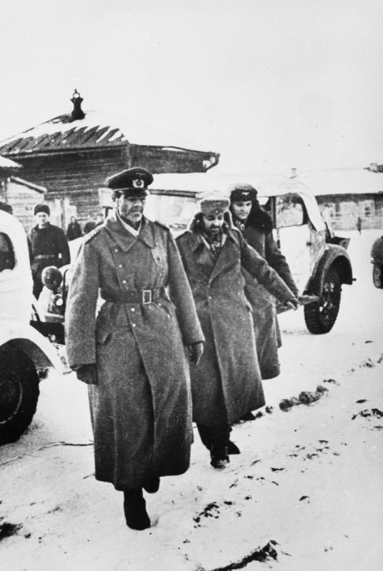 Пленённые командующий 6-й армией генерал-фельдмаршал Фридрих Паулюс (слева), его начальник штаба генерал-лейтенант Артур Шмидт (в центре) и адъютант Вильгельм Адам (справа) возле штаба 64-й армии в Бекетовке, 31 января 1943 года.