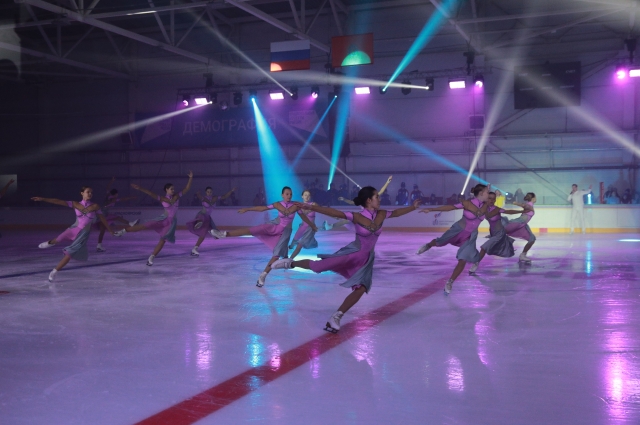 Украшением праздника стало выступление фигуристов краевого центра по ледовым видам спорта.