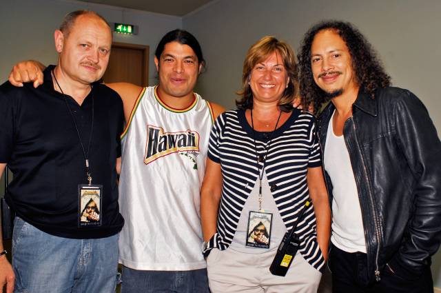 Надежда Соловьёва с музыкантами группы Metallica.