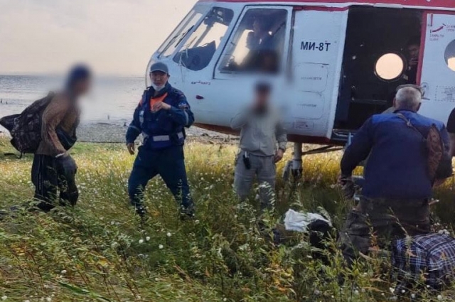 Вертолет забрал двоих молодых людей, которых нашли в 30 км от села Сылгы-Ытар.