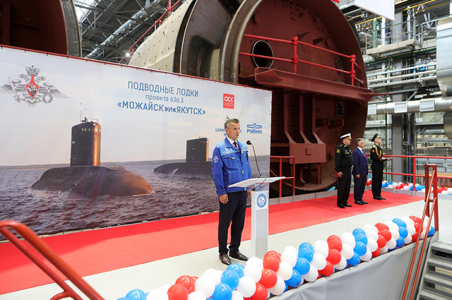 Генеральный директор АО «Адмиралтейские верфи» Александр Бузаков (слева) на церемонии закладки двух больших дизель-электрических подводных лодок проекта 636.3 для Военно-морского флота России, которая прошла на АО «Адмиралтейские верфи» . Подводные лодки 