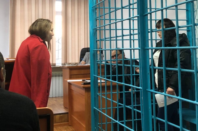 Потерпевшая Ирина Уварова и обвиняемая Елена Бузыкина в суде