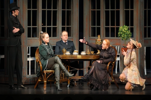 Для юбилейного вечера актриса выбрала спектакль «Васса» по пьесе Горького, где она играет главную роль. 