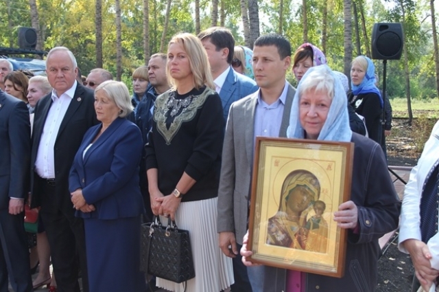 Эльвира Тулеева на освящении храма в Кемерове, построенного по инициативе её мужа.