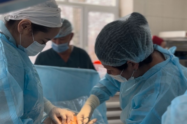 Операцию по кесареву сечению в АМКБ под руководством Гульжахан Жумадулаевой.