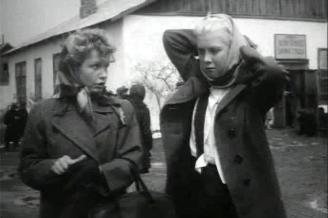 Муза Крепкогорская (слева) в фильме «Молодая гвардия», 1948 г.
