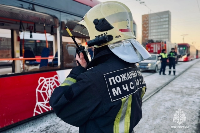 Пострадавших из салона помогали эвакуировать спасатели МЧС.