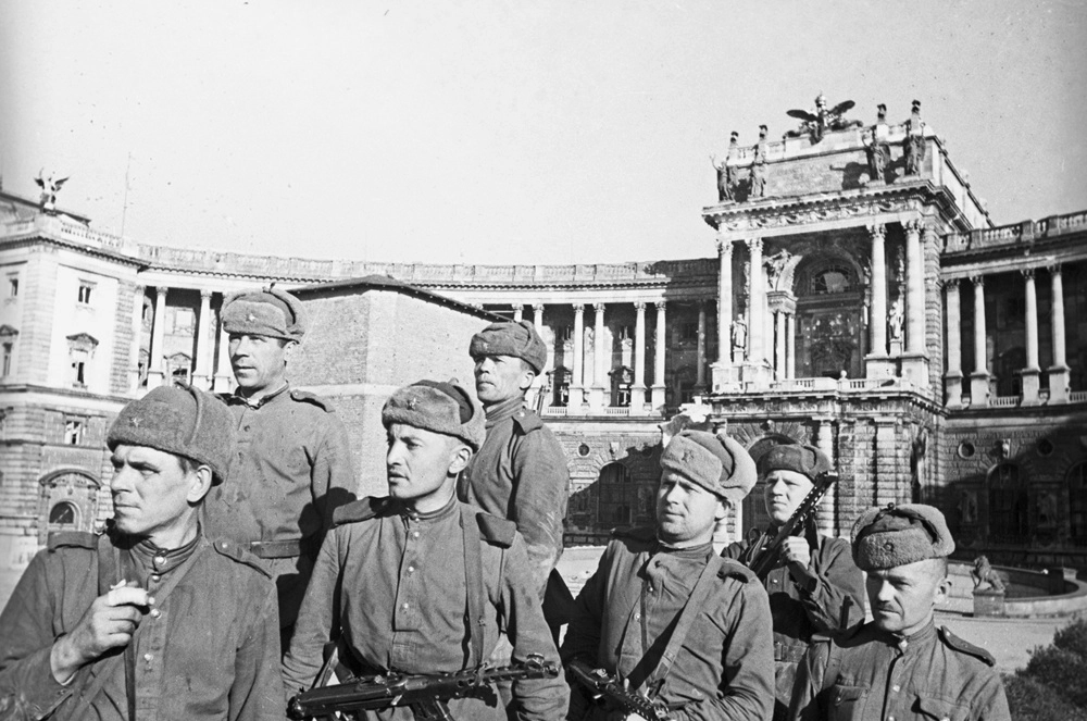 Великая Отечественная война 1941-1945 гг. Советские воины у императорского дворца Хофбург в Вене.