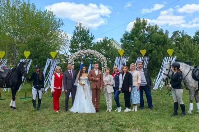На свадебных фото Дениса и Дарьи рядом с гостями - пара прекрасных коней.