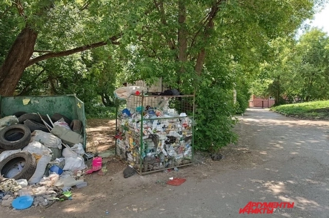 Дорожка ведёт прямо к воротам детского сада.