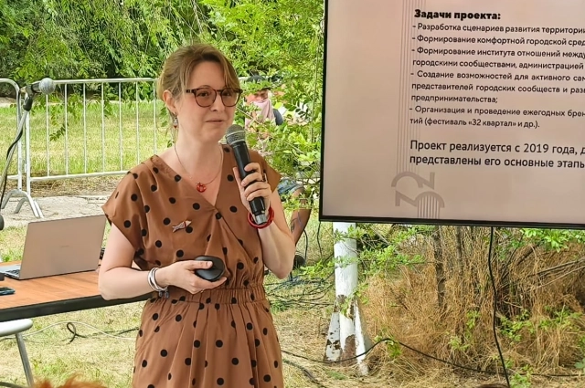 Мария Степанова выступает на лектории о развитии 32 квартала.