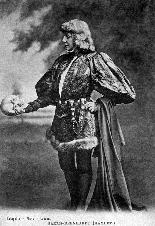 Сара Бернар ( французская актриса и сценаристка, которую в начале XX века называли «самой знаменитой актрисой за всю историю») в роли Гамлета с черепом Йорика в руках.