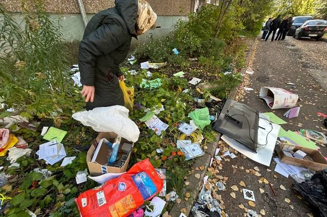 выкинул ребенка