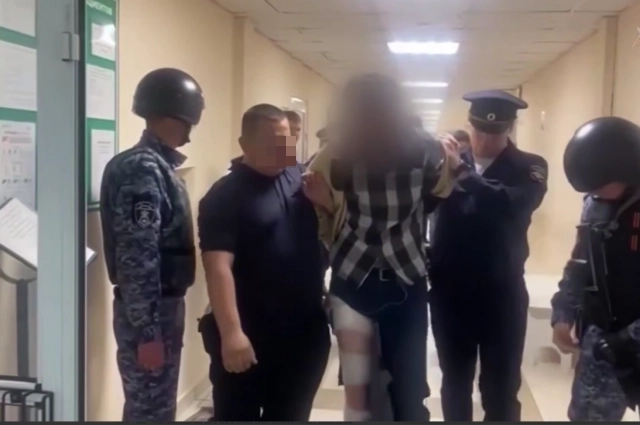 У мужчины с собой было с собой было два ножа и пять перцовых баллончика.