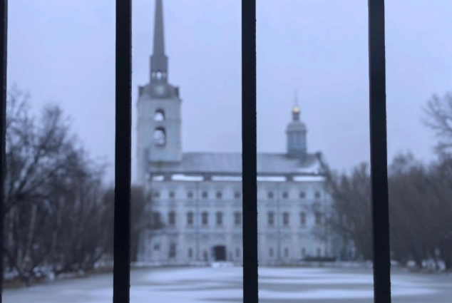 Кажется, что находишься за решеткой...