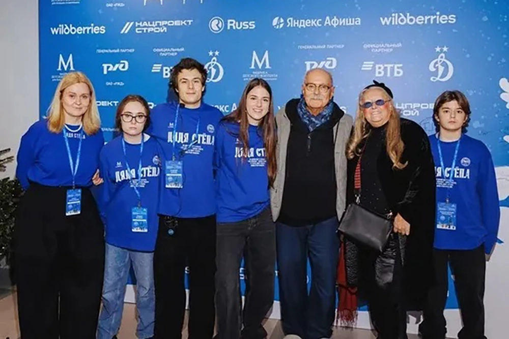 Никита Михалков с дочерью Анной, супругой и внуками.