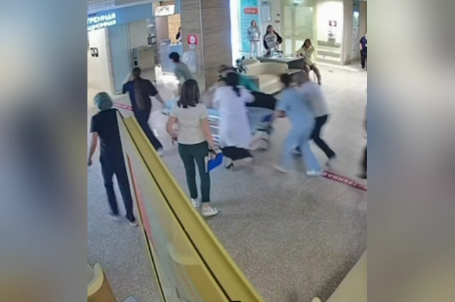 Маму, связанную с малышом пуповиной, доставили на каталке.