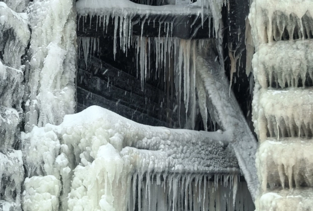 Кажется, что это уже не дом, а ледник.