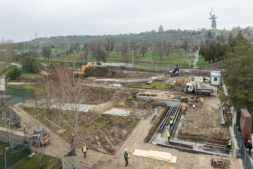 На стройплощадке уже идут работы.