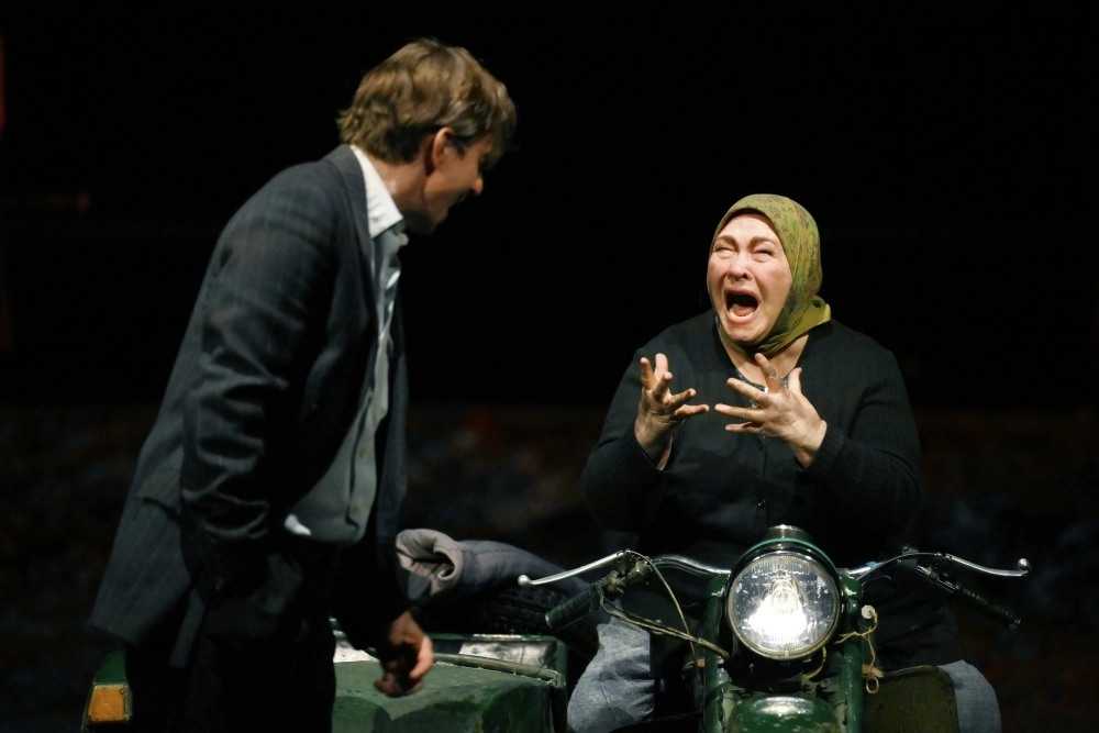 Григорий Чабан в роли сына Авдотьи Витьки Громова и Нина Усатова в роли Авдотьи Громовой на репетиции спектакля «Материнское сердце».