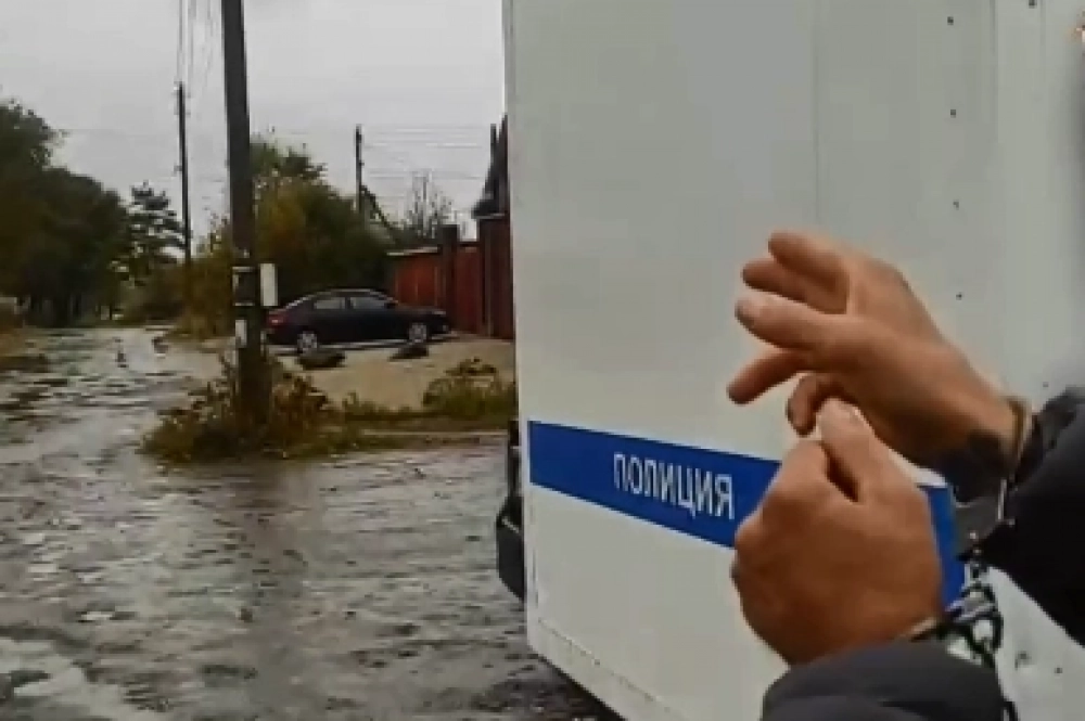 Следственный эксперимент. Задержанный показывает место преступления.