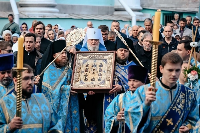 Торжественная процессия внесла образ в храм, где был отслужен праздничный молебен.