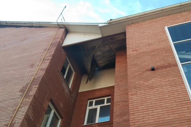 В результате пожара кровля получила серьёзные повреждения.