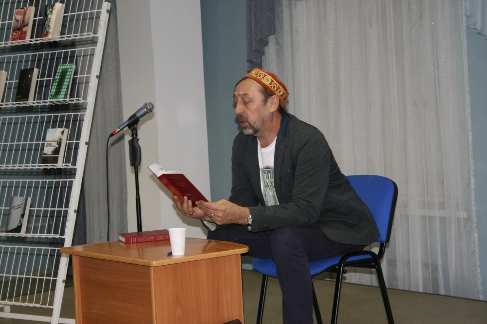 Николай Коляда написал за свою жизнь более 120 пьес, но был не только великим драматургом, но и хорошим чтецом.