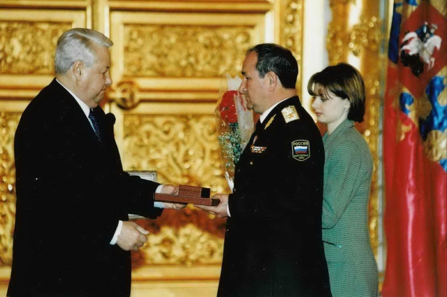 Президент Борис Ельцин вручает Геннадию Трошеву медаль Героя России. Декабрь 1999 года.