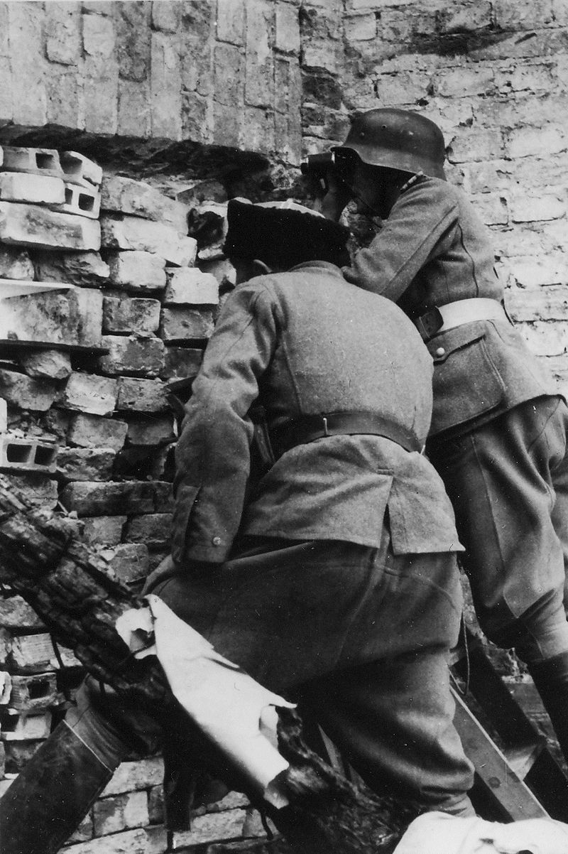 Немецкий солдат и казак-эсэсовец во время подавления восстания в Варшаве